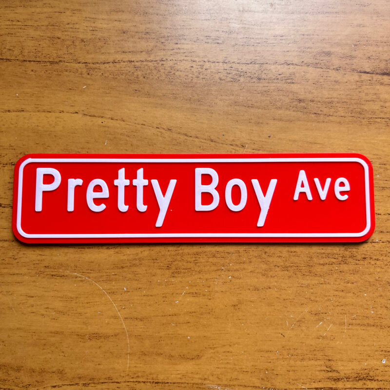 Plaquinha Decorativa “Pretty Boy Ave” – Inspiração Sabrina Carpenter