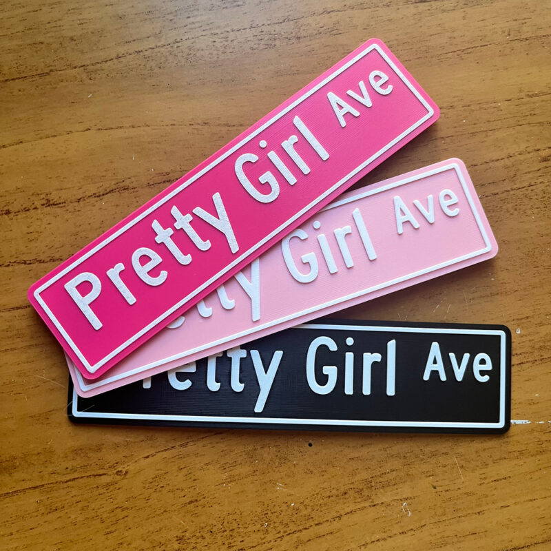 Plaquinha Decorativa “Pretty Girl Ave” – Inspiração Sabrina Carpenter